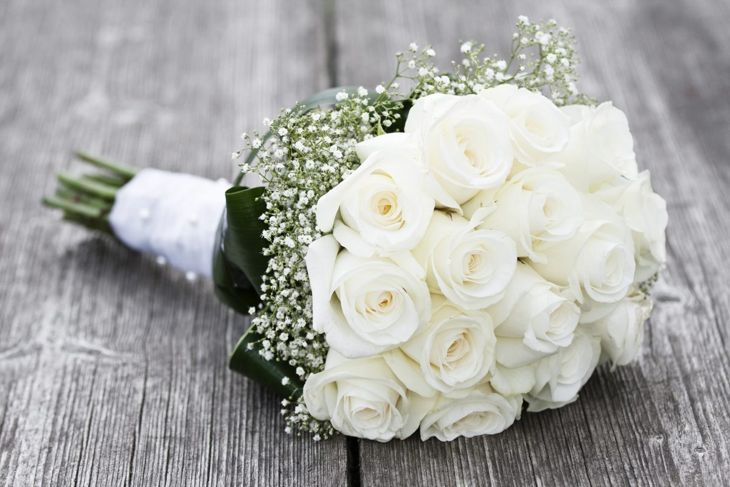Braut weiße Rosen