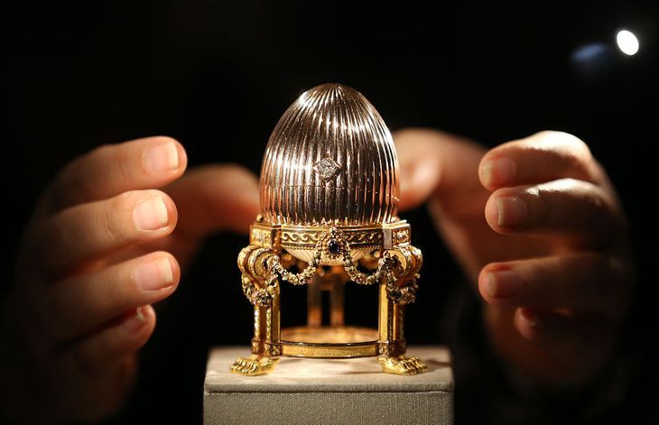 as dritte Fabergé Imperial Easter Egg wird am 16. April 2014 bei Court Jewelers Wartski in London, England, ausgestellt. Dieses seltene kaiserliche Fabergé-Osterei, das 1887 für die russische Königsfamilie hergestellt wurde und einen Wert von mehreren zehn Millionen Dollar hat, wurde nach der russischen Revolution von den Bolschewiki beschlagnahmt. Es wurde 1964 in New York als