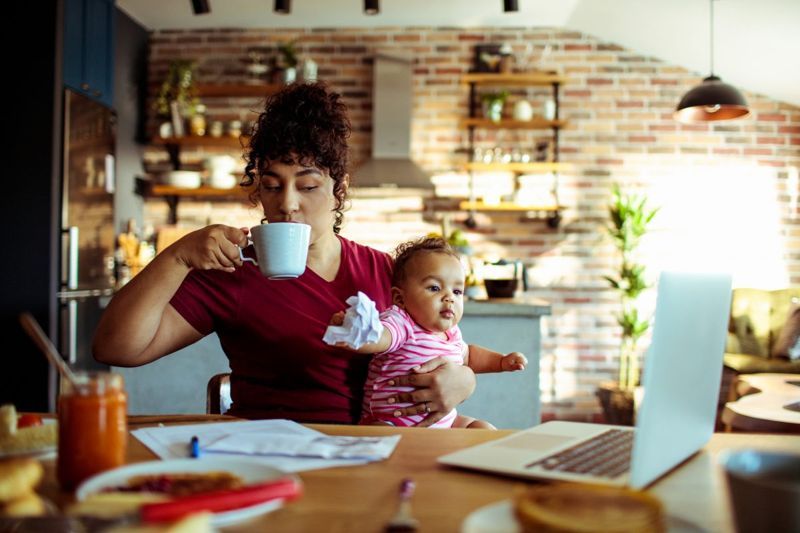 Mutter mit Baby und Kaffee