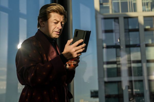 Andy Serkis als David Robey in Luther: The Fallen Sun.