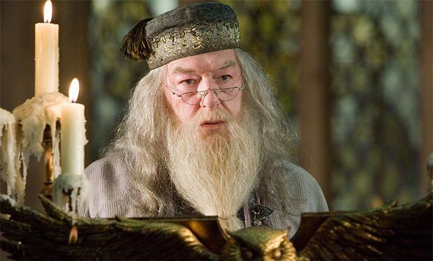 Die Harry-Potter-Fan-Theorie zeigt, wie Professor Trelawney Dumbledores Tod vorhergesagt haben könnte