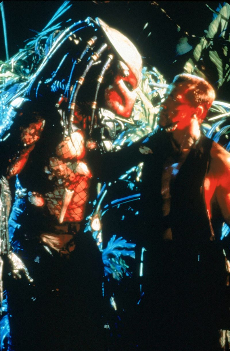 Kevin Peter Hall als The Predator und Arnold Schwarzenegger als Major Dutch Schaefer im Jahr 1987