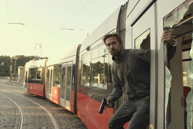 Der graue Mann. Ryan Gosling als Six. © 2022 Netflix, Inc.