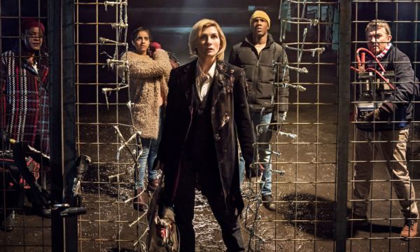 Doctor Who Serie 11: The Woman Who Fell to Earth Review – „Jodie Whittaker ist genau die Regeneration, die diese Show brauchte“