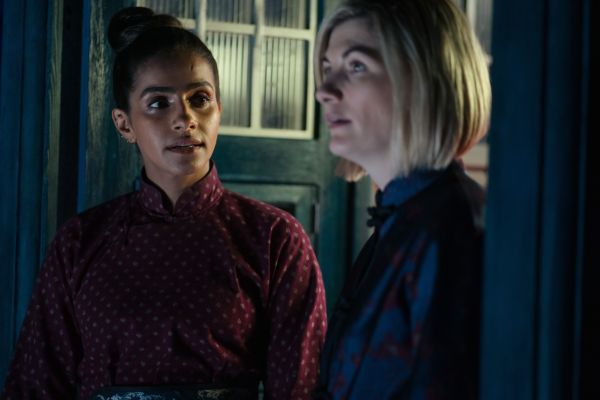 Mandip Gill als Yasmin und Jodie Whittaker als der Doktor in Doctor Who.