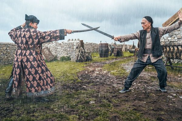 Zwei Charaktere liefern sich in einem chinesischen Fischerdorf einen Schwertkampf