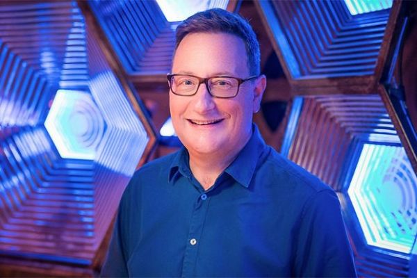 Chris Chibnall am Set von Doctor Who.