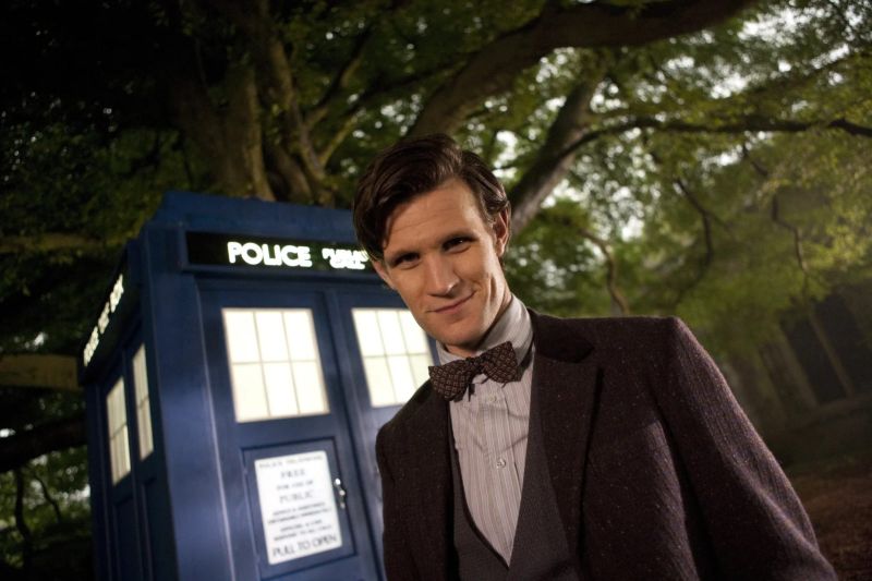 Matt Smith steht in Doctor Who vor der TARDIS