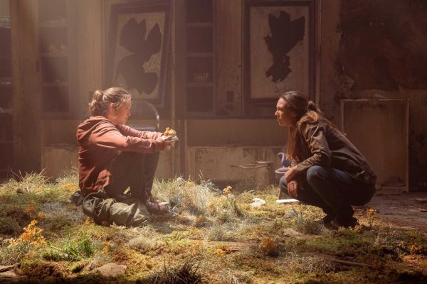 Bella Ramsey als Ellie und Anna Torv als Tess in „The Last of Us“.