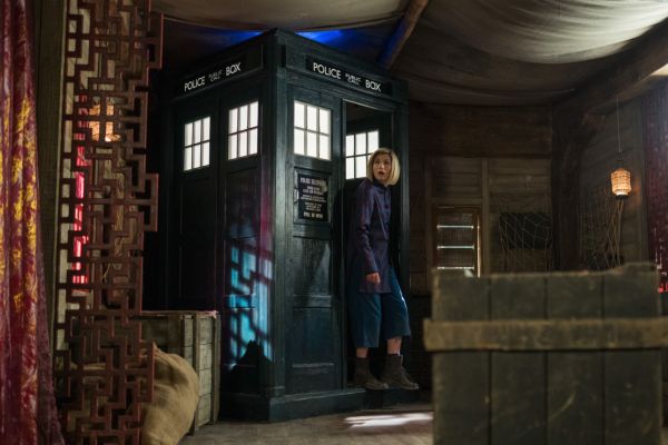 Der Doctor steigt aus der TARDIS