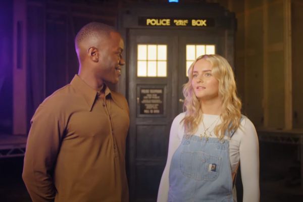 Ncuti Gatwa und Millie Gibson am Set von Doctor Who.