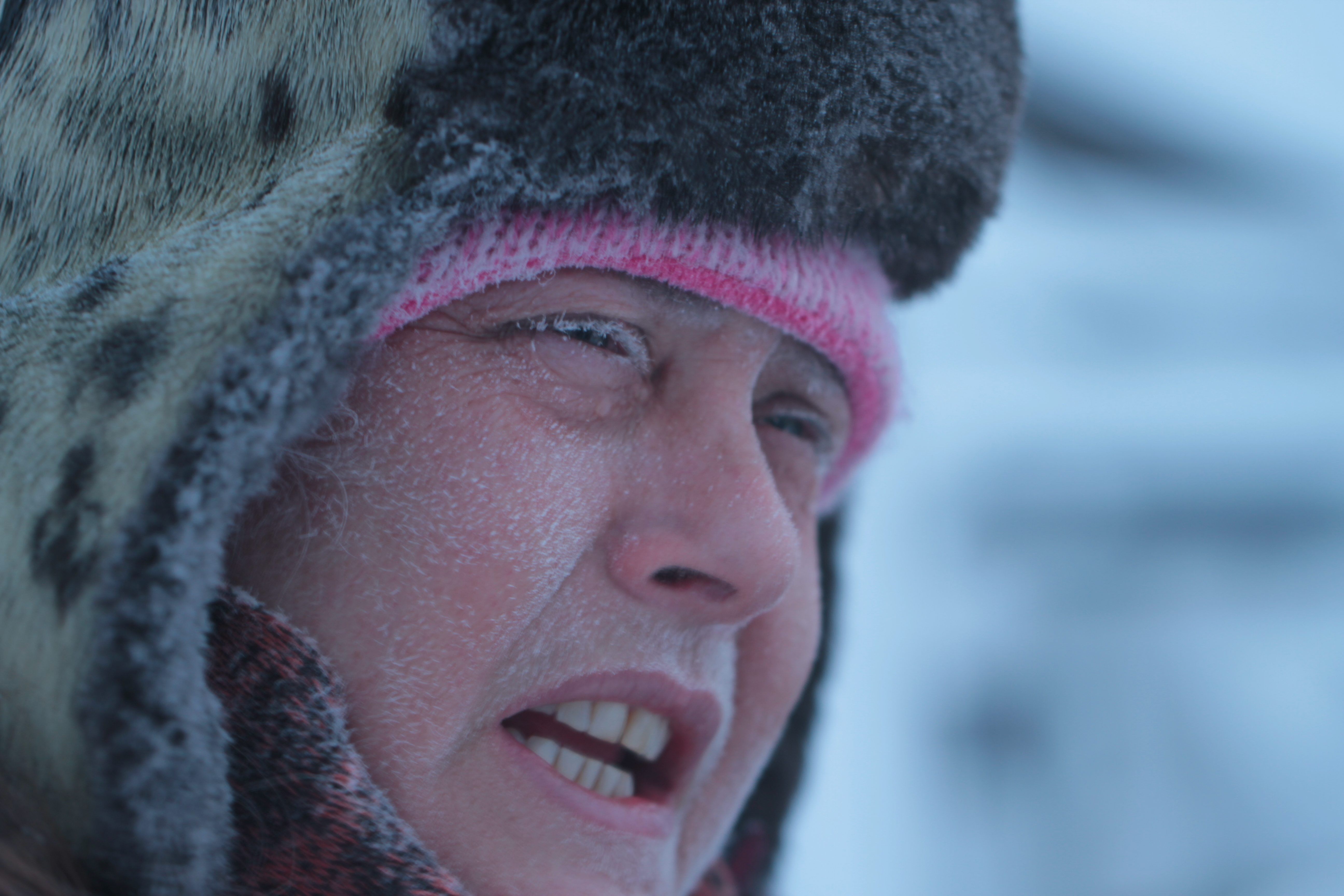 Lerne den echten Wiedergänger kennen: Sue Aikens führt ein arktisches B&B und überlebte einen brutalen Bärenangriff
